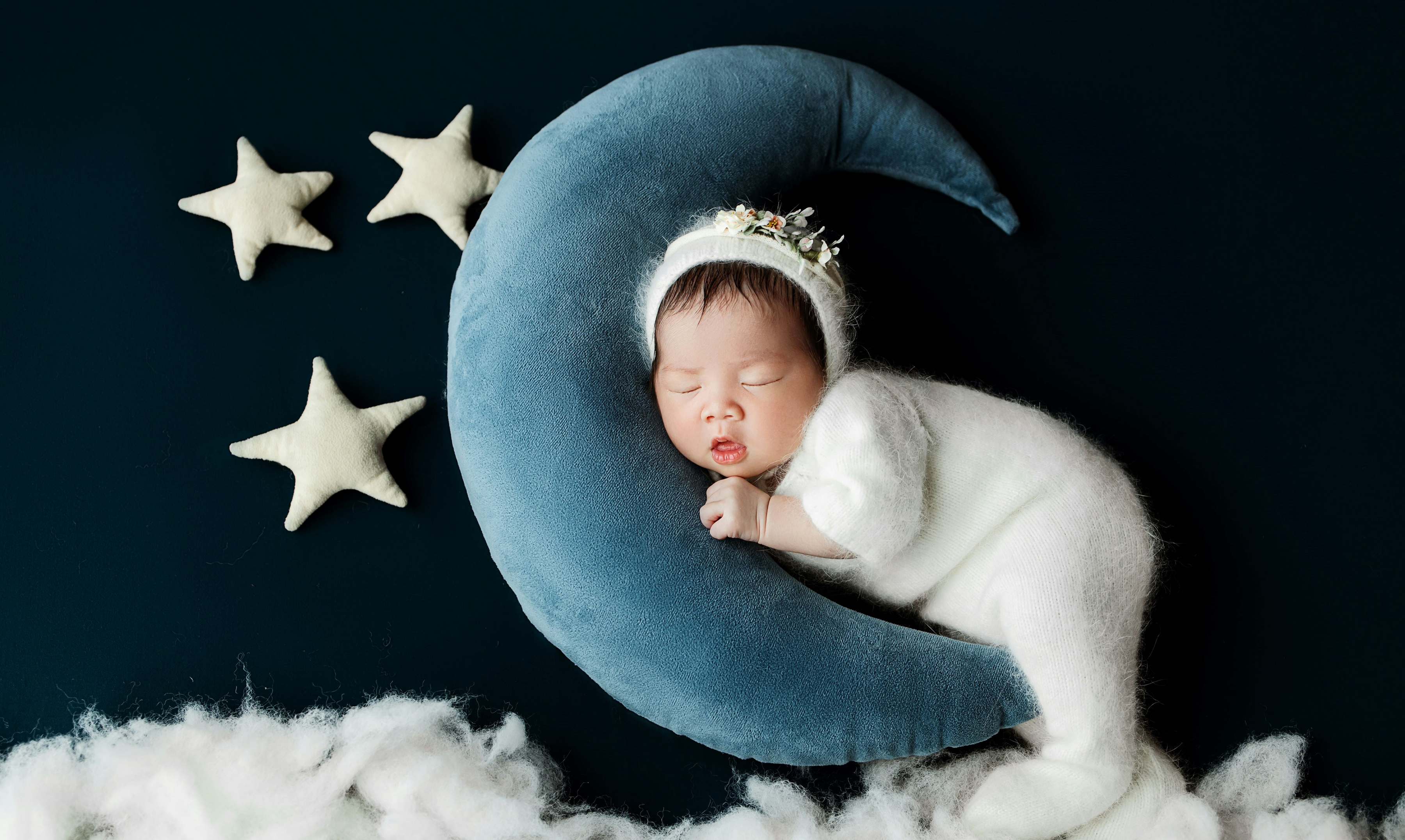 Réducteur de lit, tour de lit, gigoteuse bébé... Univers de Joy habille le sommeil de bébé en douceur et sécurité. Livraison rapide en France.